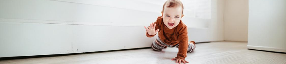 Bebê com roupa infantil do tamanho certo.