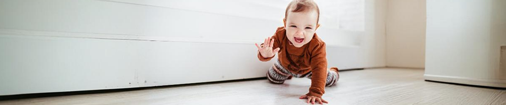 Bebê com roupa infantil do tamanho certo.