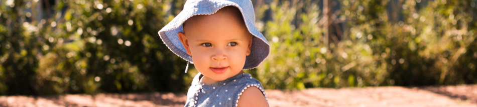 Bebês vestidos com roupas leves e coloridas, aproveitando diferentes passeios de verão.