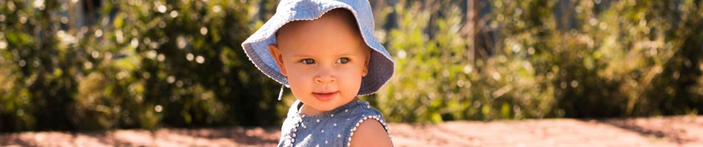 Bebês vestidos com roupas leves e coloridas, aproveitando diferentes passeios de verão.