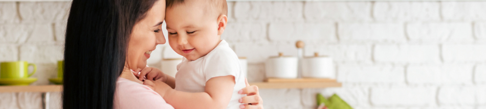 mae segurando bebe com carinho conexao e estimulacao na rotina real