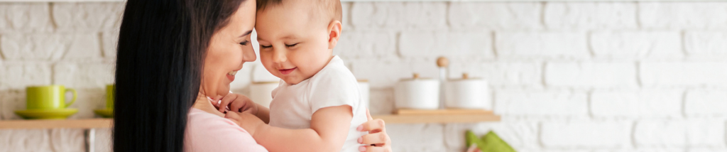 mae segurando bebe com carinho conexao e estimulacao na rotina real