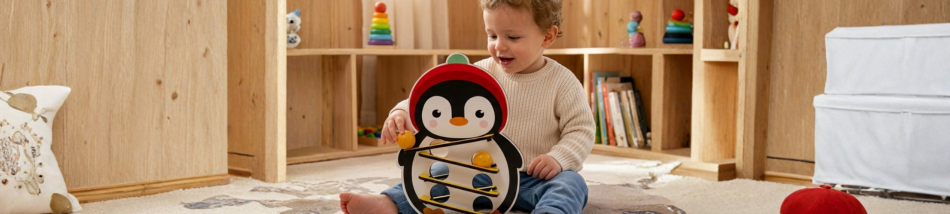 Criança de 1 a 3 anos brincando com brinquedos educativos sem telas durante atividade de desenvolvimento infantil