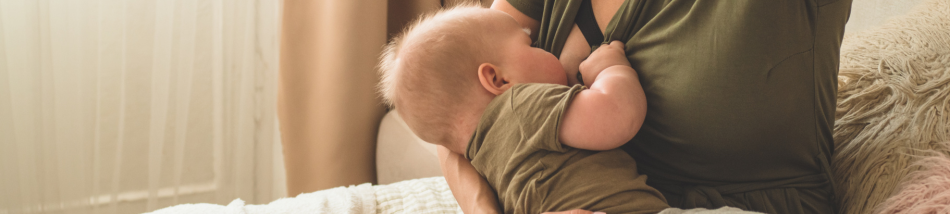 Mãe amamentando bebê durante o período de adaptação à maternidade e acompanhamento da epilepsia.