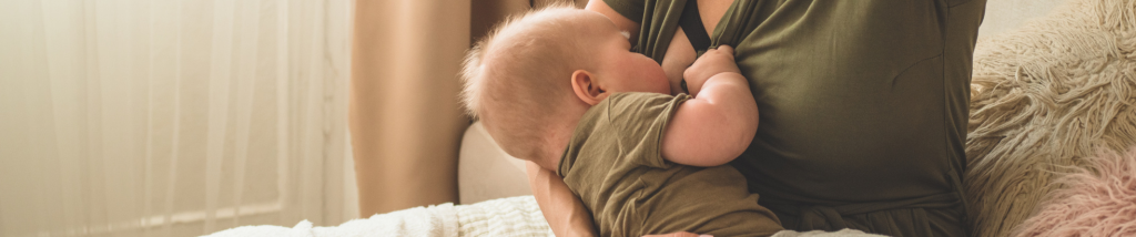 Mãe amamentando bebê durante o período de adaptação à maternidade e acompanhamento da epilepsia.